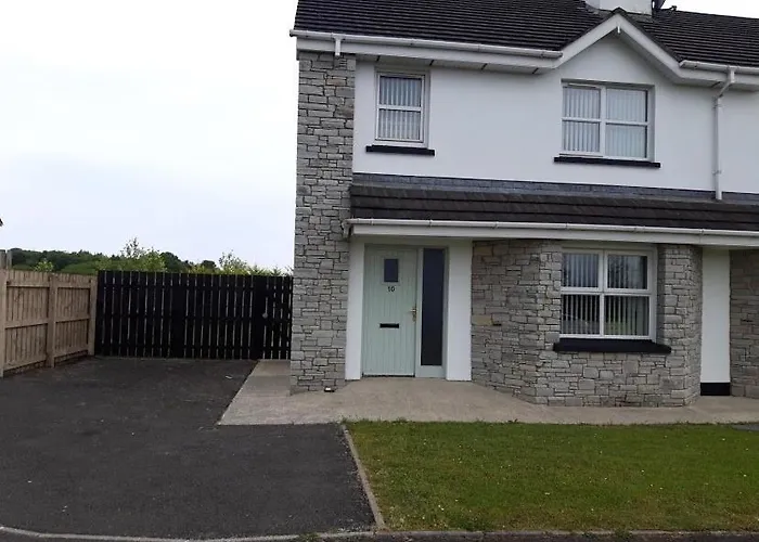 10 Clara Meadows Culdaff